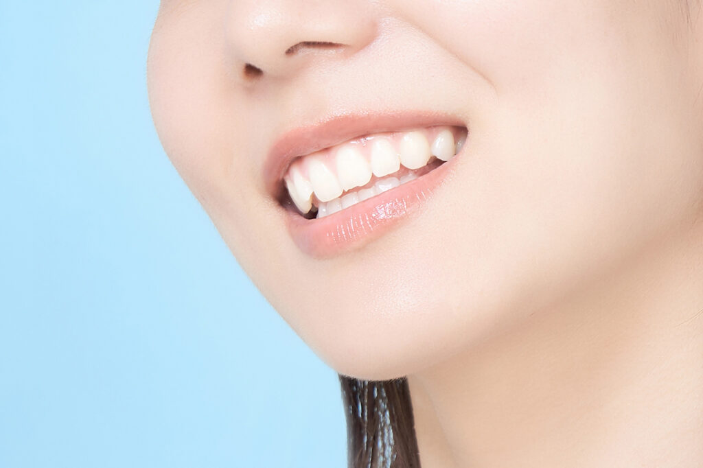 真っ白な歯を見せる女性
