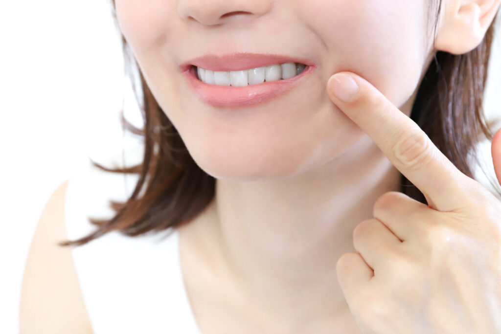 真っ白な歯を見せる女性