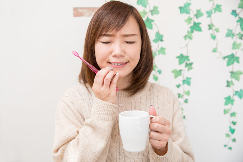 歯痛に苦しむ女性