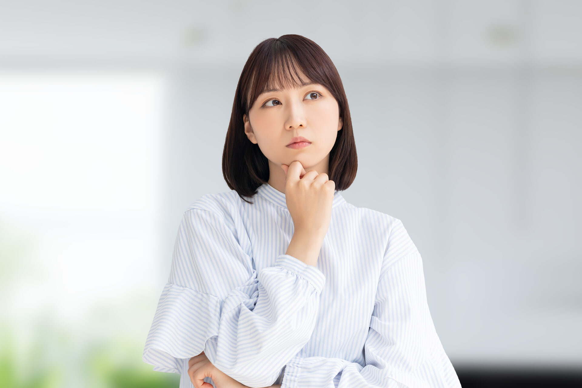 考えごとをする若い女性