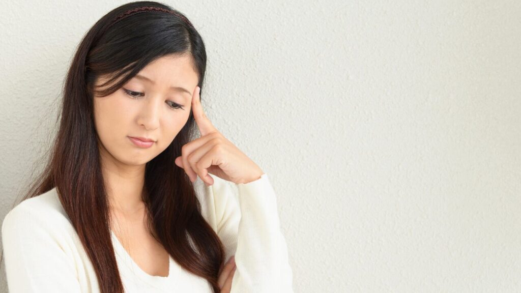 矯正中のトラブルに悩んでいる人のイメージ。