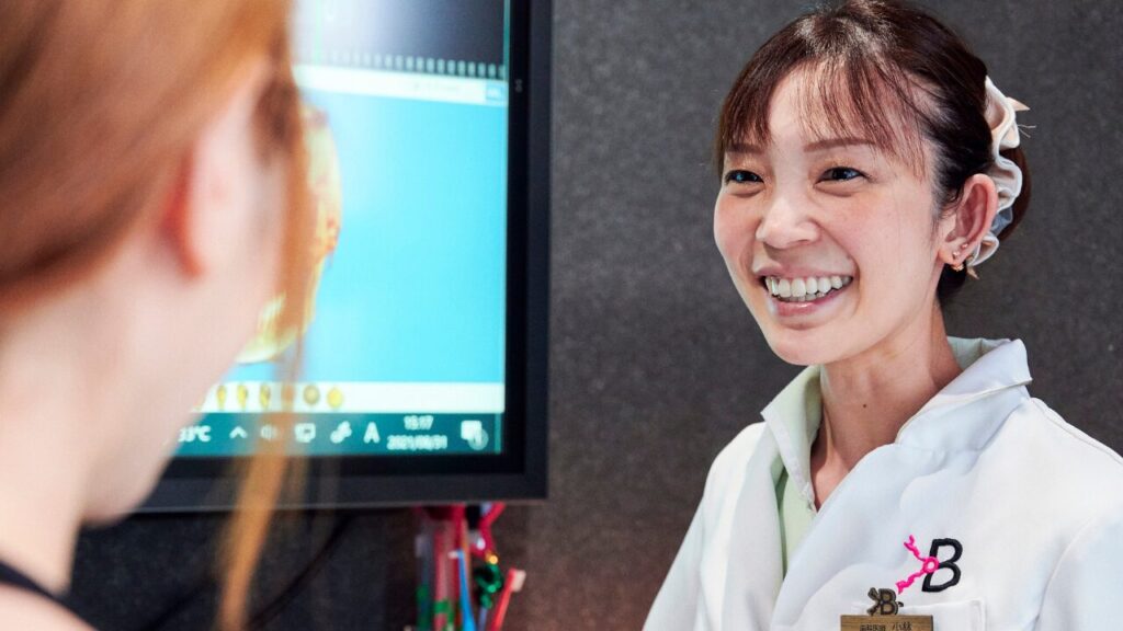 K.Braces(ケイブレイシーズ)矯正歯科でカウンセリングを受けている様子