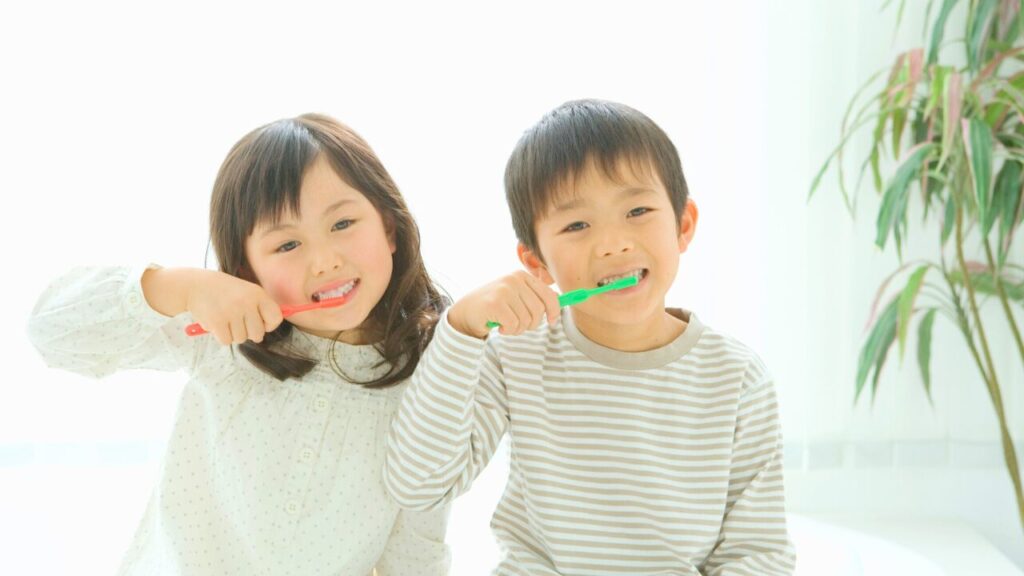 歯みがきをしている2人の子どもの画像