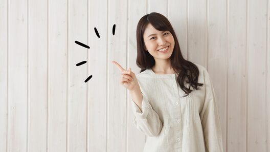 人差し指を伸ばしてポイントを教えてくれる女性のイメージ。
