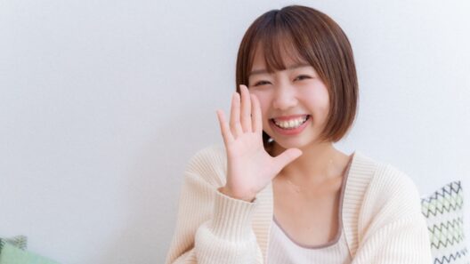 笑顔でこちらを見ている女性の画像。