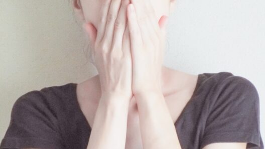口元に両手をあてている女性の姿。嘔吐反射を心配している人のイメージ。