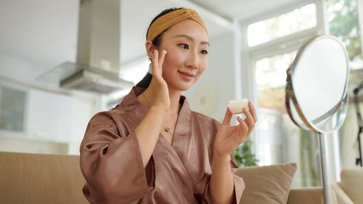 アンチエイジングを気にする女性。