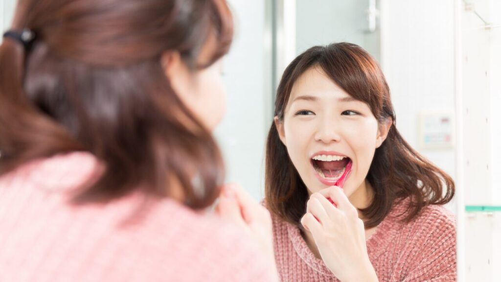 歯みがきをしている女性の姿。