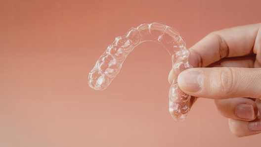 透明マウスピースの画像。