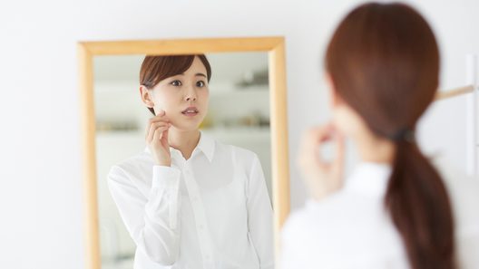 歯並びが気になる女性。